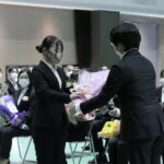 花束を受け取る新入生