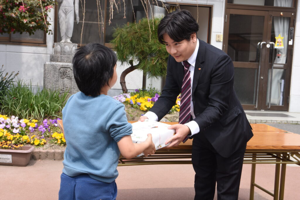 「みつばち文庫」を受け取る子ども