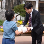 「みつばち文庫」を受け取る子ども