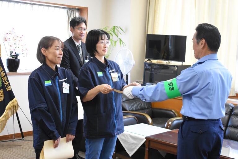 感謝状を受け取るファミリーマート津山国分寺店の小田さんと山本さん（左）=岡山県津山市で