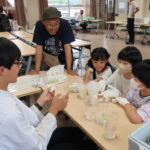 ドライアイスを使った実験に目を輝かせる小学生=岡山県津山市で