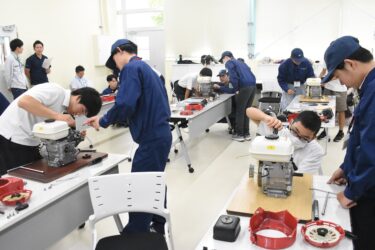 エンジンの組み立てと分解に取り組む中学生たち=岡山県津山市で
