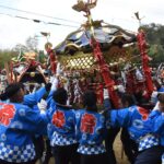 勇壮に練るきらびやかな神輿=岡山県津山市で