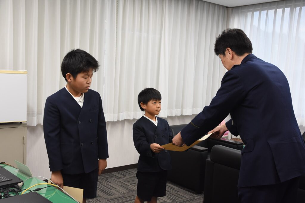 三宅署長から感謝状を受け取る久國君と沼本君