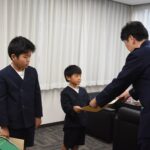 三宅署長から感謝状を受け取る久國君と沼本君