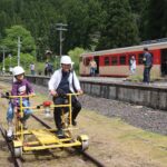 軌道自転車の運転を楽しむ乗客たち=美作河井駅で