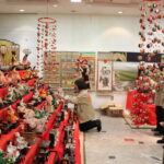 雛めぐりに向けて準備を進めるソシオおかみさん会のメンバー=岡山県津山市で