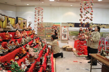 雛めぐりに向けて準備を進めるソシオおかみさん会のメンバー=岡山県津山市で