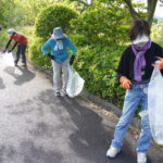 清掃に励む参加者=岡山県美作市で