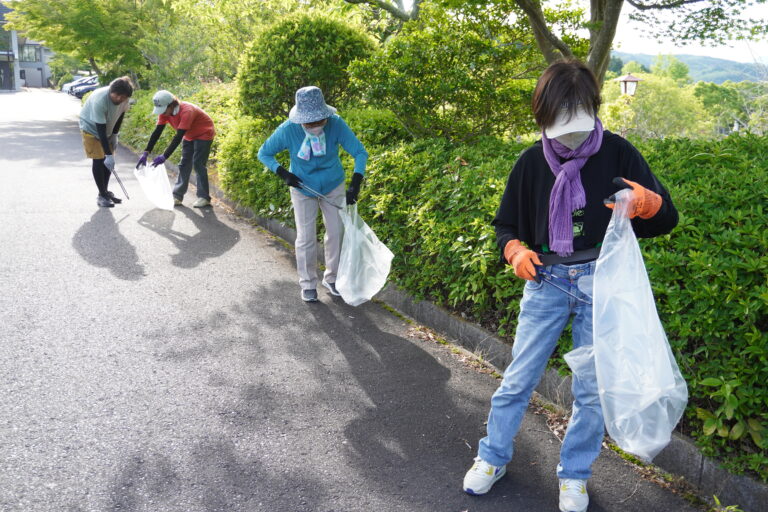 清掃に励む参加者=岡山県美作市で