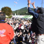 大盛況だった餅投げ=岡山県津山市で