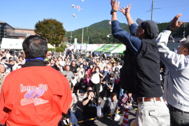 5年ぶり開催　秋の風物詩・かも谷まつり　名物餅投げで我先にと手を伸ばす／岡山・津山市