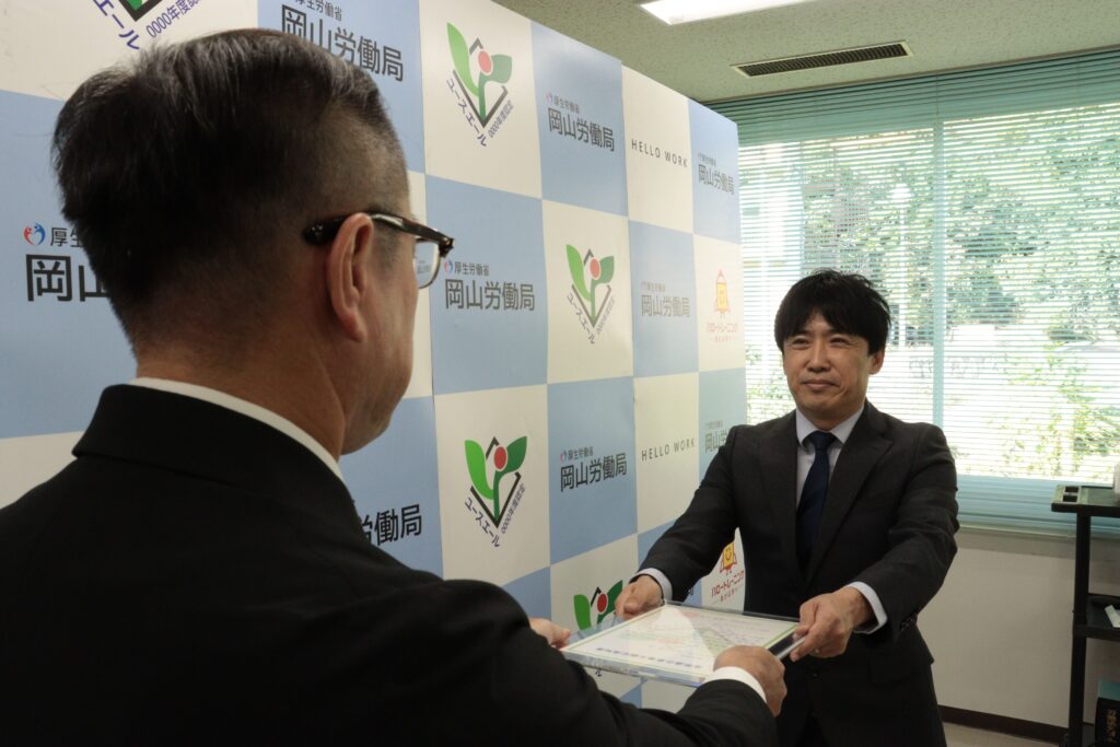 認定書を受け取る嘉瀬井社長