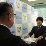 認定書を受け取る嘉瀬井社長