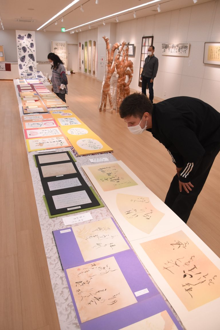 書道展、第27回理波展　津山文化センターで開かれる