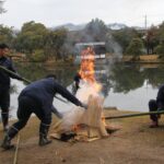 春の到来を告げる伝統の松のこも焼き=岡山県津山市で