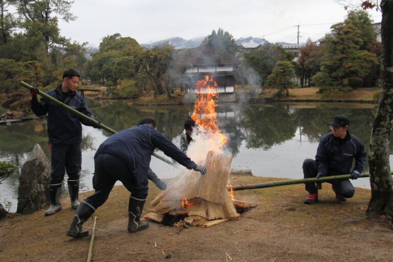 春の到来を告げる伝統の松のこも焼き=岡山県津山市で