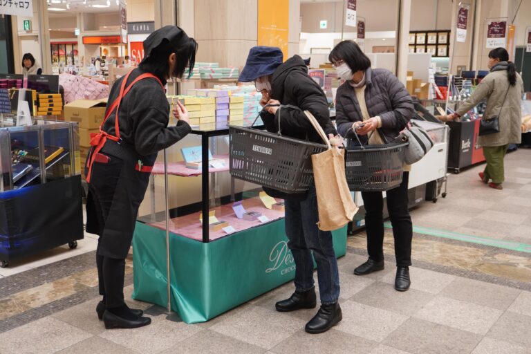 じっくりと品定めする女性客ら＝岡山県津山市で