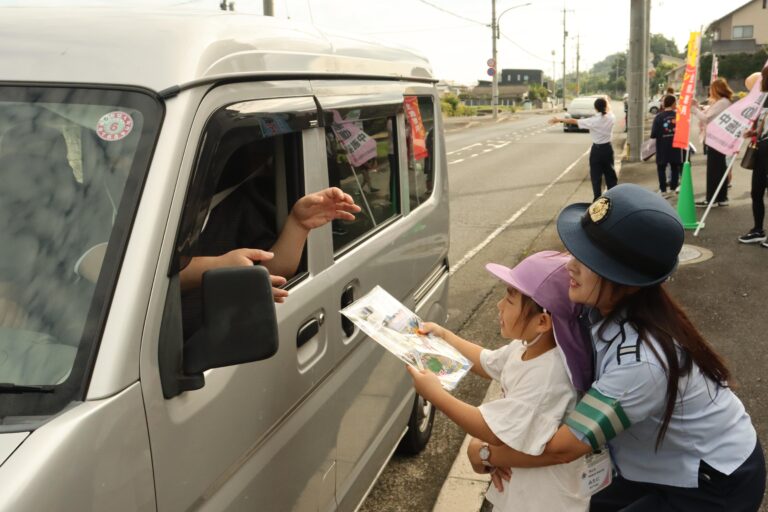 通行車に交通安全を啓発する園児=岡山県津山市で