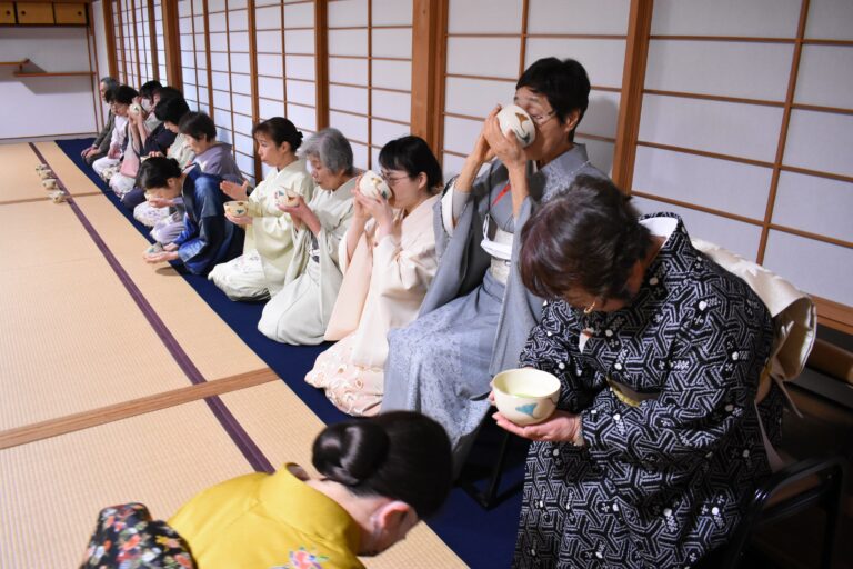 初茶会で抹茶を味わう参加者=岡山県津山市で