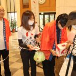 呼びかけに応え、浄財を寄付する買い物客=岡山県津山市、アルネ津山で