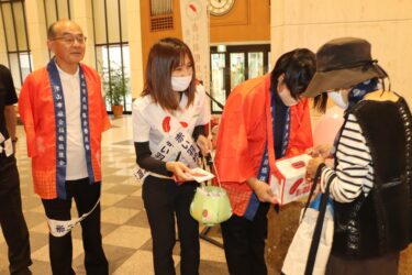 呼びかけに応え、浄財を寄付する買い物客=岡山県津山市、アルネ津山で