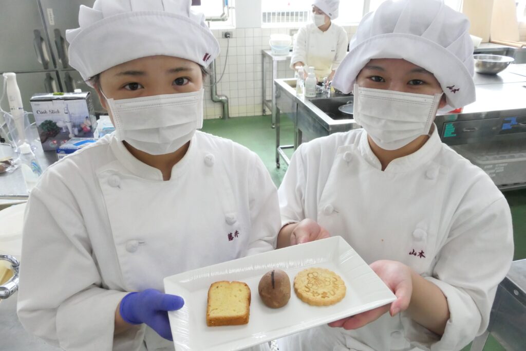 コーヒーまんじゅう(中央)をはじめ、試合当日に配るお菓子