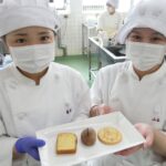 コーヒーまんじゅう（中央）をはじめ、試合当日に配るお菓子
