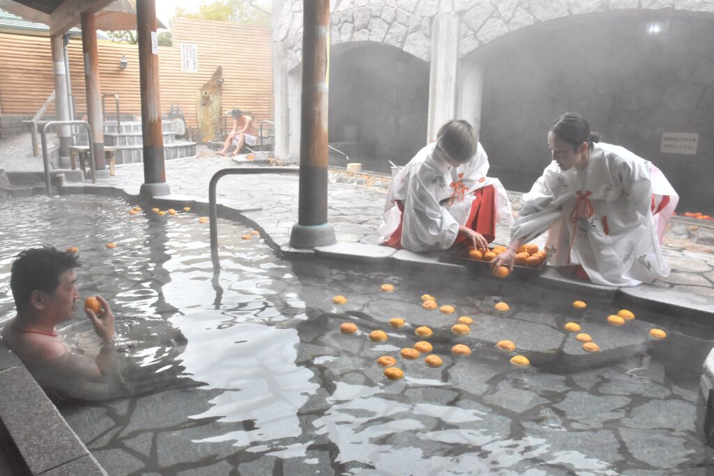 ゆずの香りを楽しむ入浴客