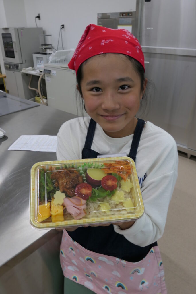 弁当が出来上がり喜ぶ子ども