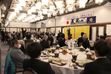 みまさか商工会新年互礼会　地域経済活性化に向けて決意を新たに　能登半島地震の犠牲者に黙とうも／岡山・美作市