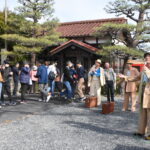 全国から集まった"寅さん"による即席コンサートがスタート＝岡山県津山市、美作滝尾駅で