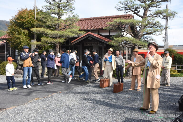 全国から集まった"寅さん"による即席コンサートがスタート＝岡山県津山市、美作滝尾駅で