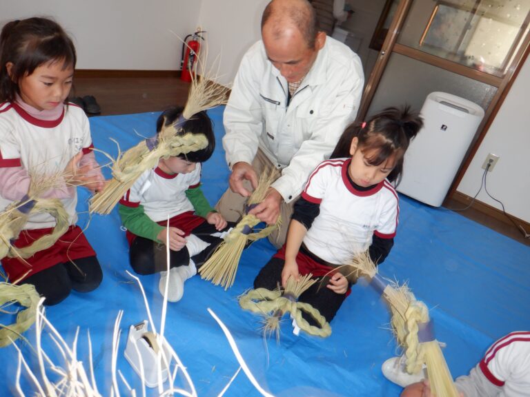 お飾り作りに挑戦する園児=岡山県津山市で