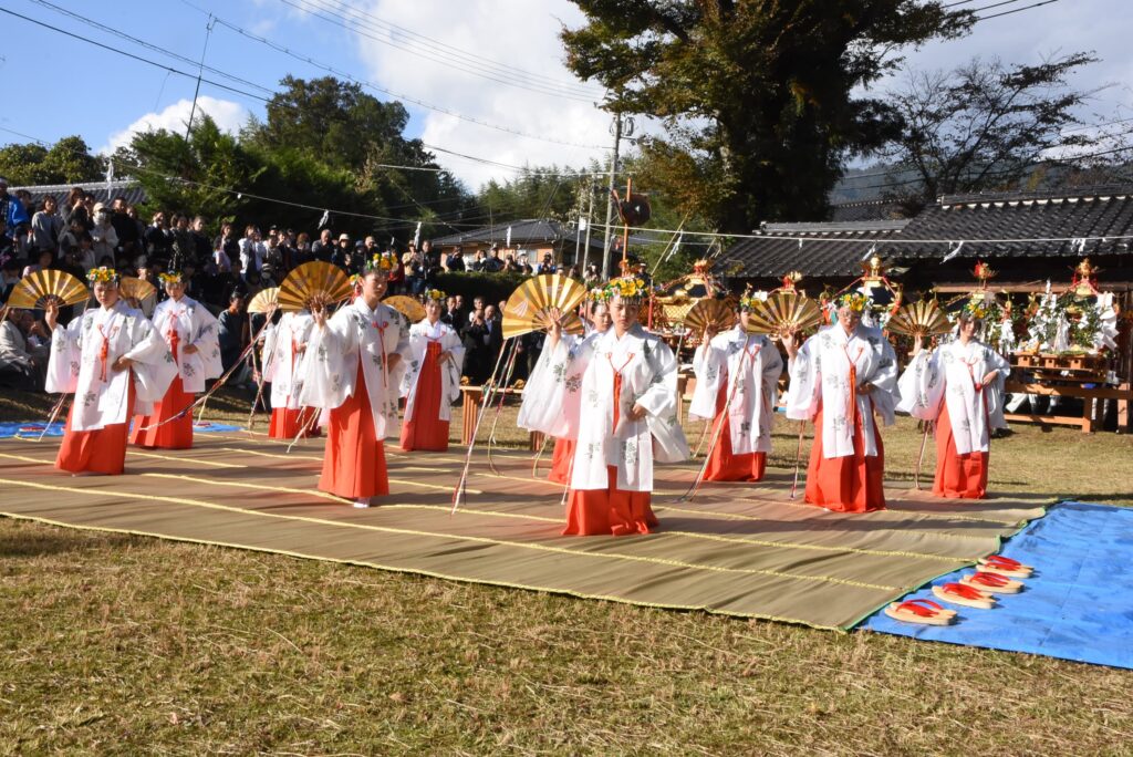 浦安の舞を奉納する児童