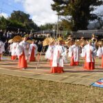 浦安の舞を奉納する児童