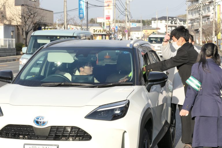 街頭広報活動を行う参加者