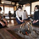 アマゴの塩焼きが焼きあがるのを待つ来店客