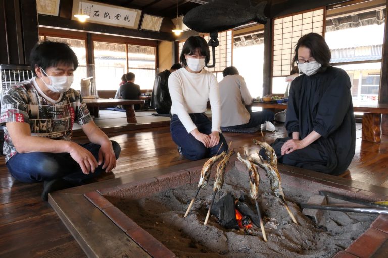 アマゴの塩焼きが焼きあがるのを待つ来店客