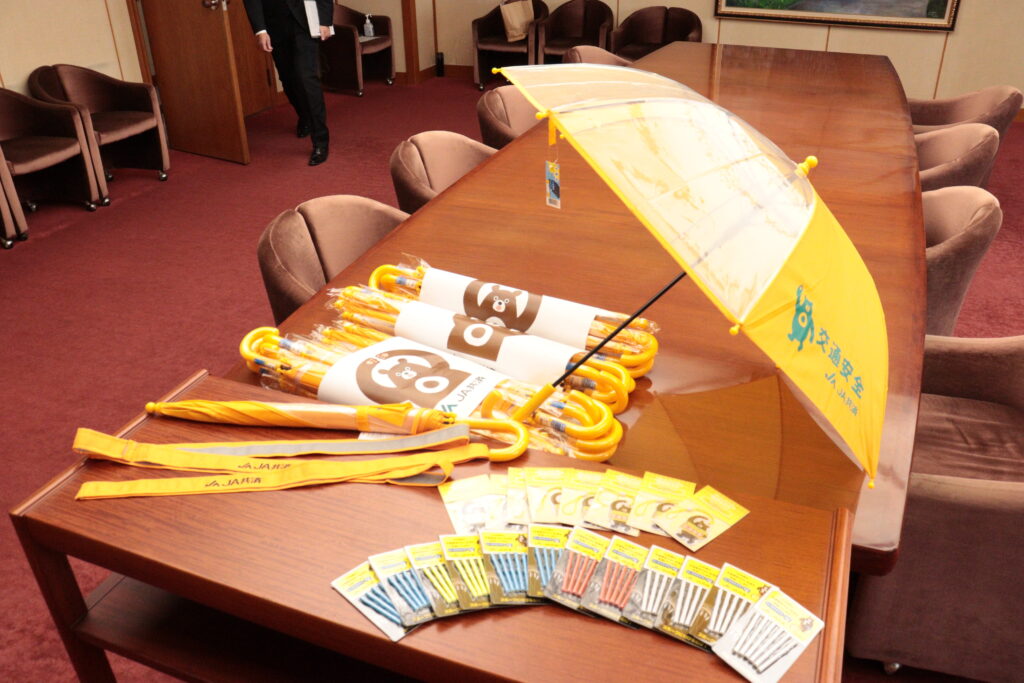 寄贈された交通安全機器やグッズ