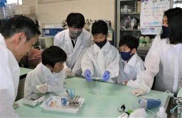 プラスチックの秘密とは　小中学生が実験で不思議に迫る　高専で公開講座／岡山・津山市