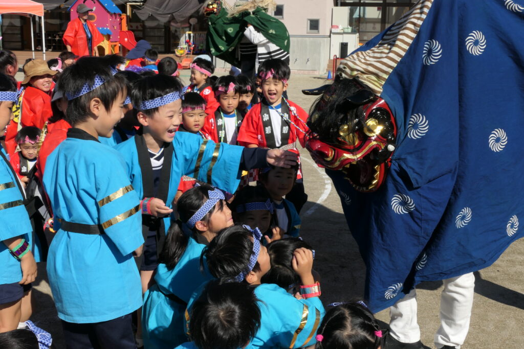 獅子舞に触れる子どもたち