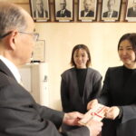 浄財を坂手会長に手渡す横山専務ら=岡山県津山市で