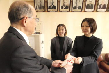 浄財を坂手会長に手渡す横山専務ら=岡山県津山市で