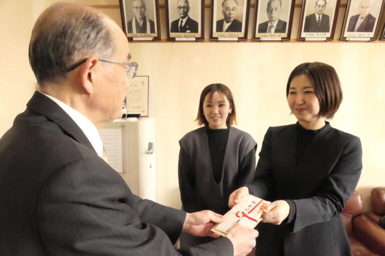 浄財を坂手会長に手渡す横山専務ら=岡山県津山市で