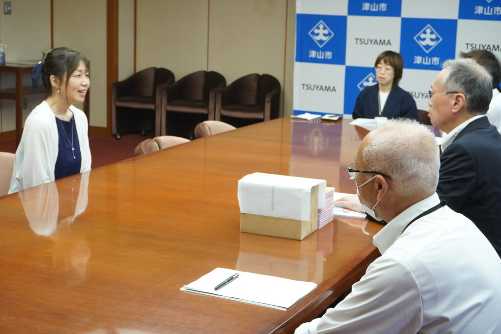 懇談する谷口市長と須田さん（左）