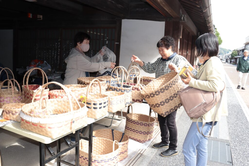 各店で買い物を楽しむ来場者