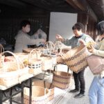 各店で買い物を楽しむ来場者