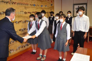津山市内４高校、地域課題の解決策を探る提言書を市に提出