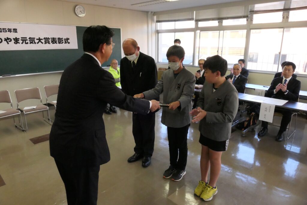 表彰状を受け取る広野小学校の6年生児童